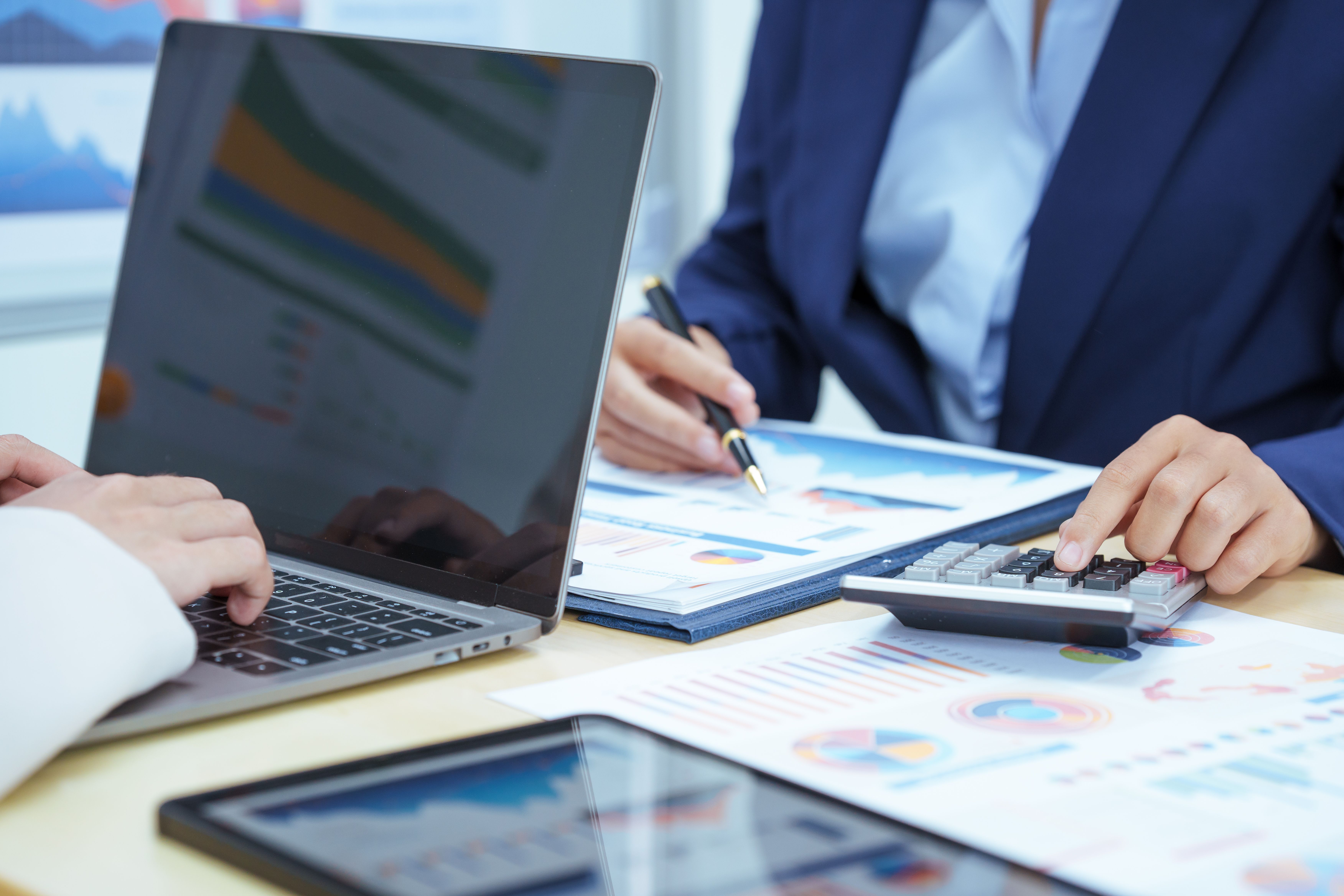 business-meeting-analyzing-charts-and-using-calcul-2026-09-22-00-27-47-utc